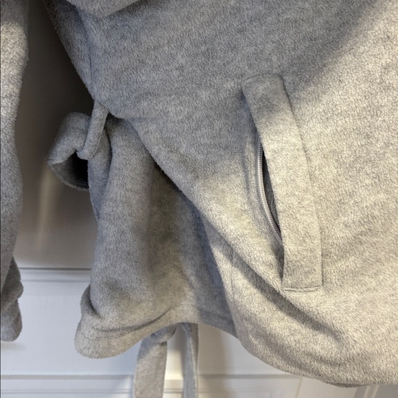 SKIMS Light Gray fleece wrap robe - Picture 8 of 10